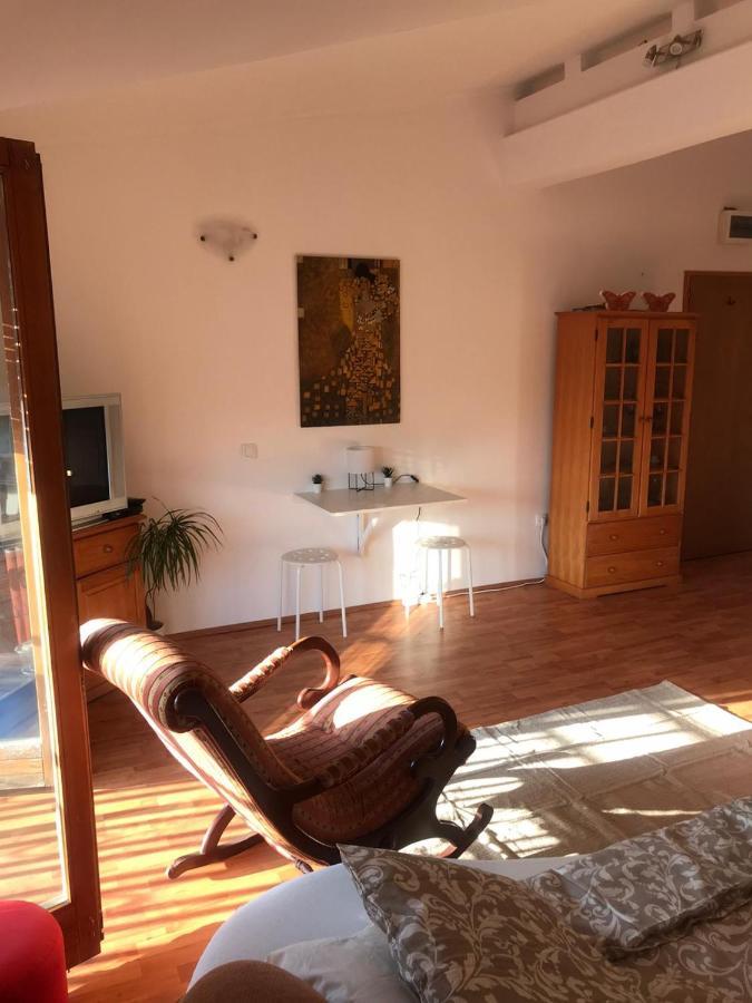 Cosy Rooftop Studio With Balcony Belgrade Extérieur photo