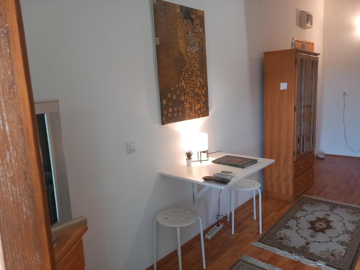 Cosy Rooftop Studio With Balcony Belgrade Extérieur photo